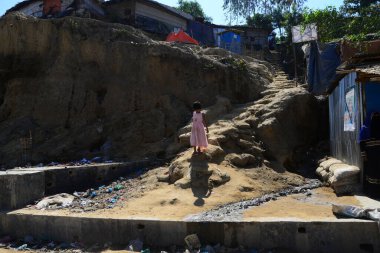 Rohingya mülteci çocukları Ukhia, Cox 's Bazar, Bangladeş' teki Balukhali mülteci kampında yürüyorlar. Şubat 02, 2019