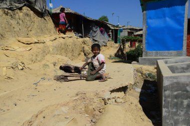 Rohingya mülteci çocukları Ukhia, Cox 's Bazar, Bangladeş' teki Balukhali mülteci kampında yürüyorlar. Şubat 02, 2019