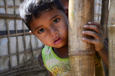 Bir Rohingya mülteci çocuğu, Ukhia, Cox 's Bazar, Bangladeş' teki Balukhali mülteci kampında fotoğraf için poz veriyor. Şubat 02, 201
