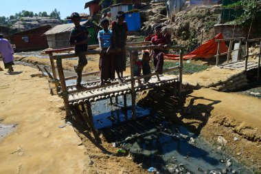 Rohingya mülteci çocukları Ukhia 'daki Balukhali mülteci kampında poz veriyorlar, Cox' s Bazar, Bangladeş. Şubat 02, 2019