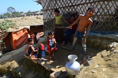 Rohingya mülteci çocukları Ukhia 'daki Balukhali mülteci kampından su alıyorlar, Cox' s Bazar, Bangladeş. Şubat 02, 201