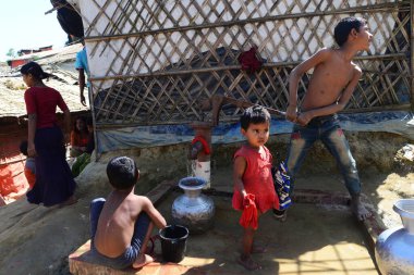 Rohingya mülteci çocukları Ukhia 'daki Balukhali mülteci kampından su alıyorlar, Cox' s Bazar, Bangladeş. Şubat 02, 201