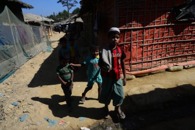 Rohingya mülteci çocukları Ukhia, Cox 's Bazar, Bangladeş' teki Balukhali mülteci kampında yürüyorlar. Şubat 02, 2019