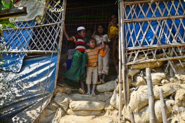 Rohingya mülteci çocukları, Ukhia 'daki Balukhali mülteci kampı, Cox' s Bazar, Bangladeş 'teki evlerinin önünde bir resim için poz veriyorlar. Şubat 02, 2019