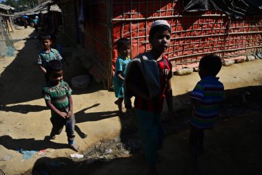 Rohingya mülteci çocukları Ukhia, Cox 's Bazar, Bangladeş' teki Balukhali mülteci kampında yürüyorlar. Şubat 02, 2019