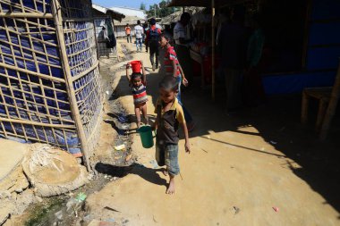 Rohingya mülteci çocukları Ukhia, Cox 's Bazar, Bangladeş' teki Balukhali mülteci kampında yürüyorlar. Şubat 02, 2019