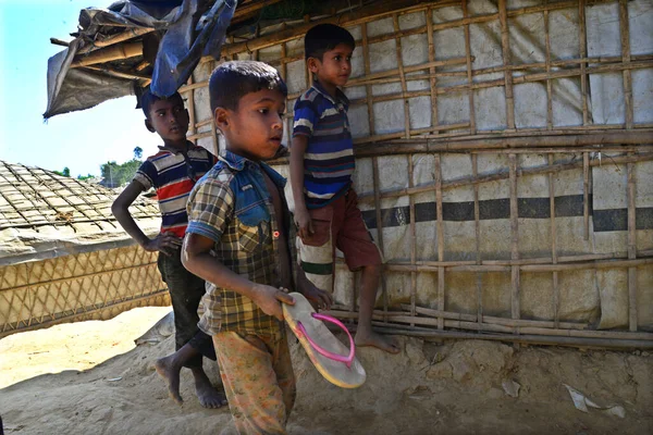 Rohingya mülteci çocukları Ukhia 'daki Balukhali mülteci kampının önünde, Cox' s Bazar, Bangladeş. Şubat 02, 201