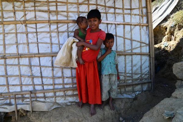 Rohingya mülteci çocukları Ukhia 'daki Balukhali mülteci kampında poz veriyorlar, Cox' s Bazar, Bangladeş. Şubat 02, 2019