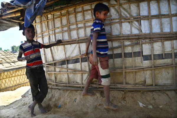 Uprchlické Děti Rohingya Které Přijíždějí Před Svůj Dům Uprchlickém Táboře — Stock fotografie