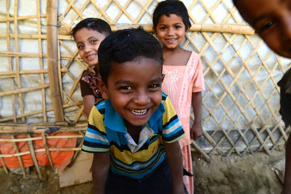 Rohingya mülteci çocukları Ukhia 'daki Balukhali mülteci kampında poz veriyorlar, Cox' s Bazar, Bangladeş. Şubat 02, 2019