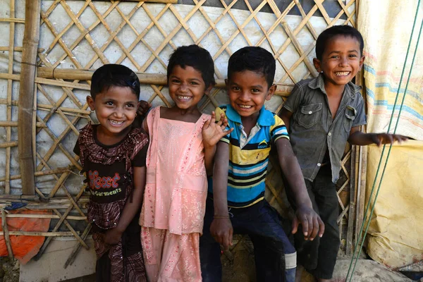 Rohingya mülteci çocukları Ukhia 'daki Balukhali mülteci kampında poz veriyorlar, Cox' s Bazar, Bangladeş. Şubat 02, 2019