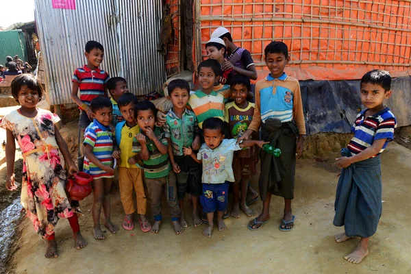Uprchlické Děti Rohingya Pózují Fotografii Uprchlickém Táboře Balukhali Ukhii Coxově — Stock fotografie