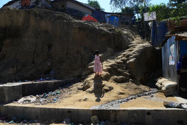 Rohingya mülteci çocukları Ukhia, Cox 's Bazar, Bangladeş' teki Balukhali mülteci kampında yürüyorlar. Şubat 02, 2019