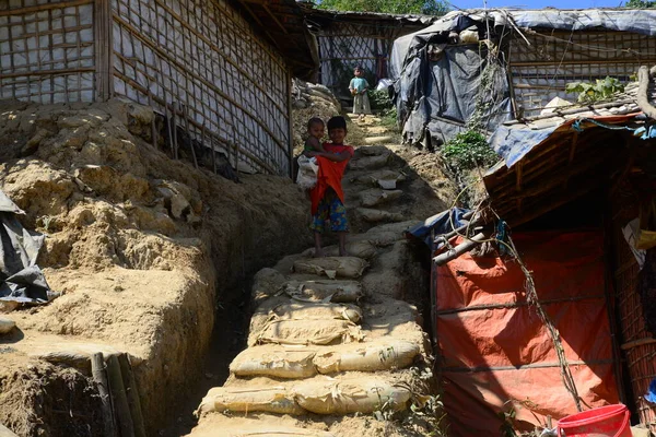 Niños Refugiados Rohingya Caminando Campo Refugiados Balukhali Ukhia Cox Bazar — Foto de Stock