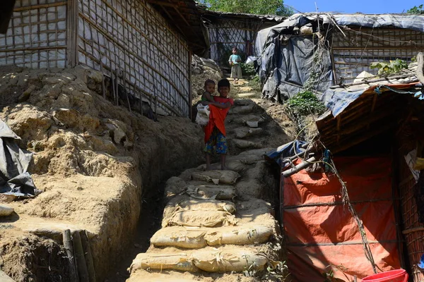 Niños Refugiados Rohingya Caminando Campo Refugiados Balukhali Ukhia Cox Bazar — Foto de Stock