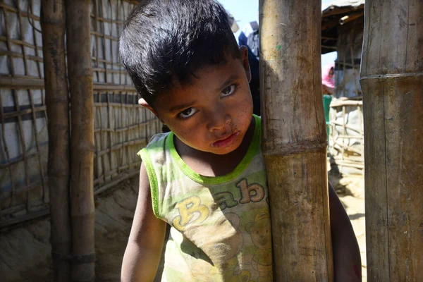 Bir Rohingya mülteci çocuğu, Ukhia, Cox 's Bazar, Bangladeş' teki Balukhali mülteci kampında fotoğraf için poz veriyor. Şubat 02, 201