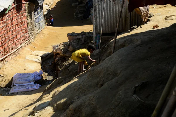Rohingya mülteci çocukları Ukhia, Cox 's Bazar, Bangladeş' teki Balukhali mülteci kampında yürüyorlar. Şubat 02, 2019