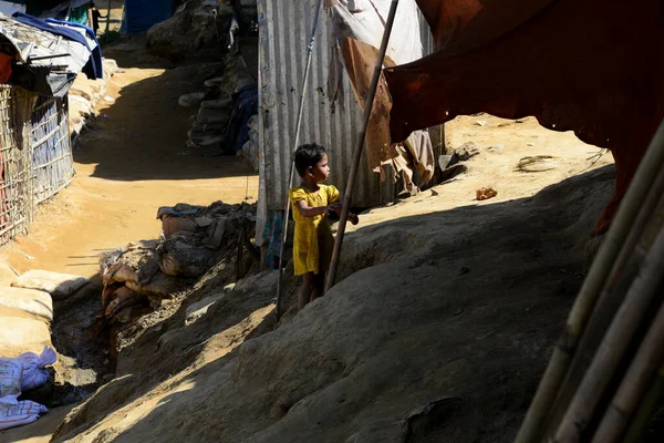 Rohingya mülteci çocukları Ukhia, Cox 's Bazar, Bangladeş' teki Balukhali mülteci kampında yürüyorlar. Şubat 02, 2019