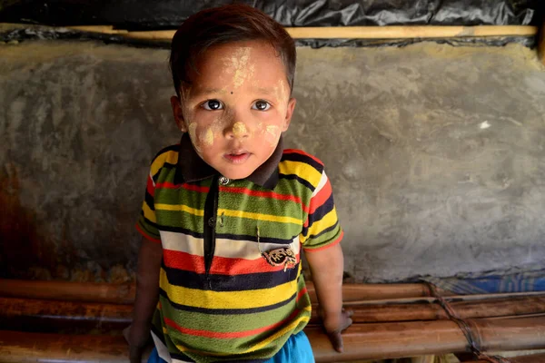 Bir Rohingya mülteci çocuğu, Ukhia, Cox 's Bazar, Bangladeş' teki Balukhali mülteci kampında fotoğraf için poz veriyor. Şubat 02, 201