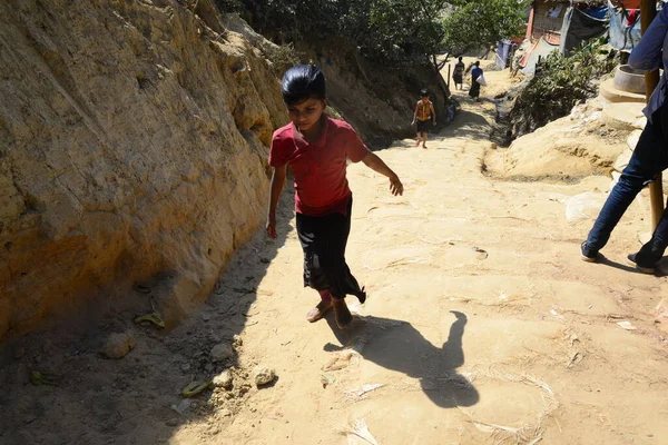 Rohingya Refugee Children Walking Balukhali Refugee Camp Ukhia Cox Bazar — Stock Photo, Image