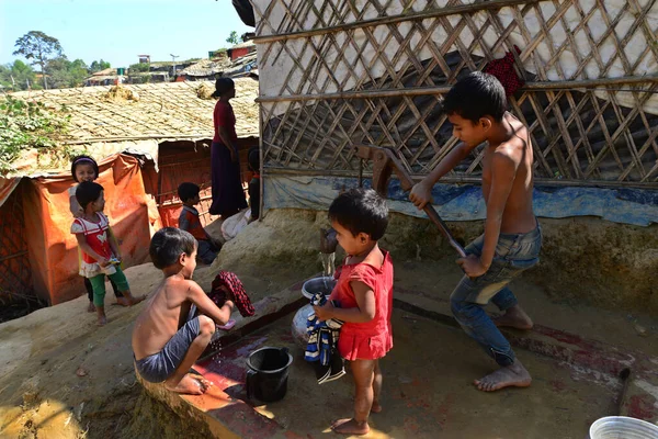 Rohingya mülteci çocukları Ukhia 'daki Balukhali mülteci kampından su alıyorlar, Cox' s Bazar, Bangladeş. Şubat 02, 201