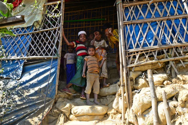 Uprchlické Děti Rohingya Pózují Před Svým Domem Uprchlickém Táboře Balukhali — Stock fotografie
