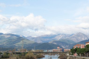 İtalya 'nın Albenga kentindeki dağların manzarası