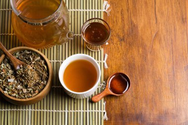 Bitkisel çay ve saf bal 