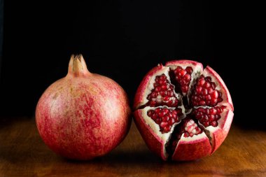 Kırmızı sulu nar meyve ahşap tablo