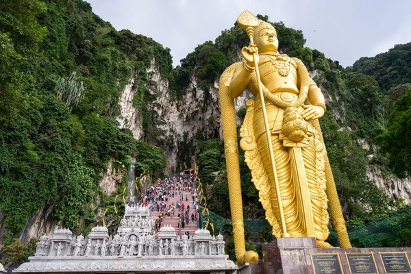 普瑞玛甘柏 雪兰莪 马来西亚 2017 9月01日 与世界上最高的 Murugan 神雕像的巴里洞穴入口在它前面站立高 — 图库照片