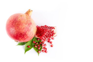 Taze nar meyve tohumları üzerinde beyaz izole arka plan ile