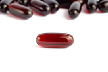 Beyaz arka plan üzerinde omega 3 kapsülleri Krill yağı