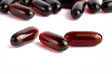 Beyaz arka plan üzerinde omega 3 kapsülleri Krill yağı