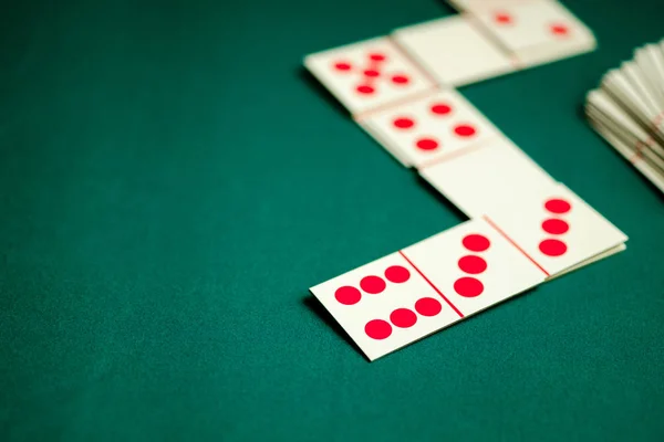 Dominó Jugando Las Cartas Mesa Color Verde — Foto de Stock