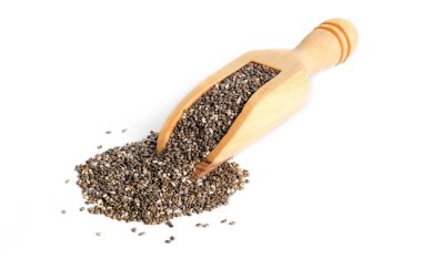 Chia tohum üzerinde beyaz izole arka plan ile ahşap Kepçe