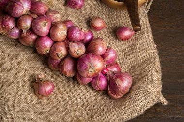 Yemek pişirmek için taze organik arpacık