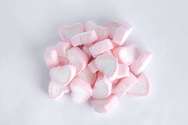 Beyaz arka planda aşk şekli Marshmallow yığını