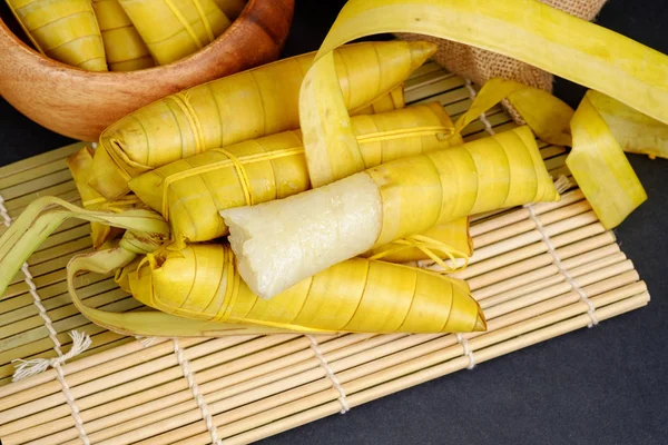 Suman Ibos Tradicional Pastel Arroz Pegajoso Envuelto Hojas Buli — Foto de Stock