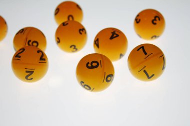 Online casino konsepti için beyaz arka plan üzerinde numara ile Loto topları