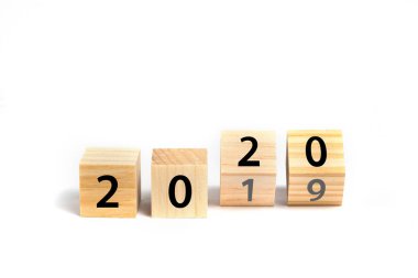 Ahşap küpler ile yeni yıl 2020 kavramı
