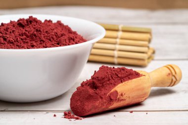Kırmızı maya pirinç tozu ya da angkak tozu. Çin doğal renklendirmesi ve baharatı yemek ve yemek için..