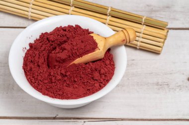 Kırmızı maya pirinç tozu ya da angkak tozu. Çin doğal renklendirmesi ve baharatı yemek ve yemek için..