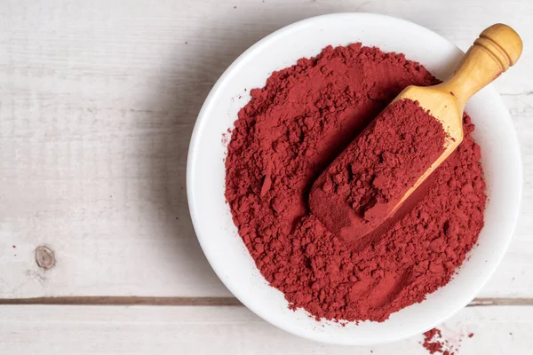 Kırmızı maya pirinç tozu ya da angkak tozu. Çin doğal renklendirmesi ve baharatı yemek ve yemek için..