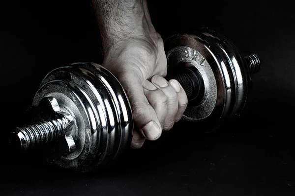 Içinde Bir Yumruk Bir Dumbbell Tutarak Spor Için Dramatik Teklif — Stok fotoğraf