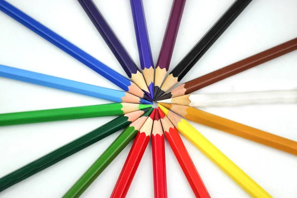 Farbrad Aus Einem Farbspektrum Von Schreibwaren Buntstiften Auf Weiß Textur — Stockfoto