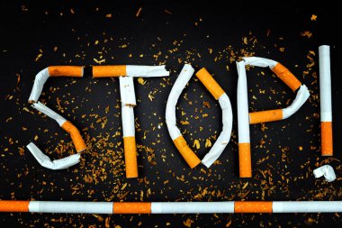 Sigara Stop'tan oluşturulan word. Sigara, sağlıksız alışkanlık durdurmak için motivasyon yazıt. Sigarayı simgesi. Yok edilen sigara yapılan büyük Stop afiş.