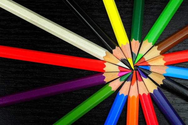Spektrumfarbe Erzeugte Bleistifte Auf Schwarzem Hintergrund Objekte Zum Zeichnen — Stockfoto
