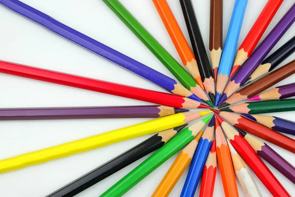 Boyama için renkli kalemler sarmal beyaz arka plan üzerinde. Bir sürü çocuk için boya kalemi.