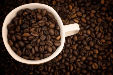 Expreso tam kahve fasulyesi için küçük bir fincan. Kahve fasulyesinden dokulu. 