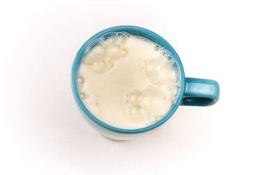 Mavi bardağa taze süt. Beyaz arka planda basitçe fotoğraf taze süt. Tam kalsiyum içme.